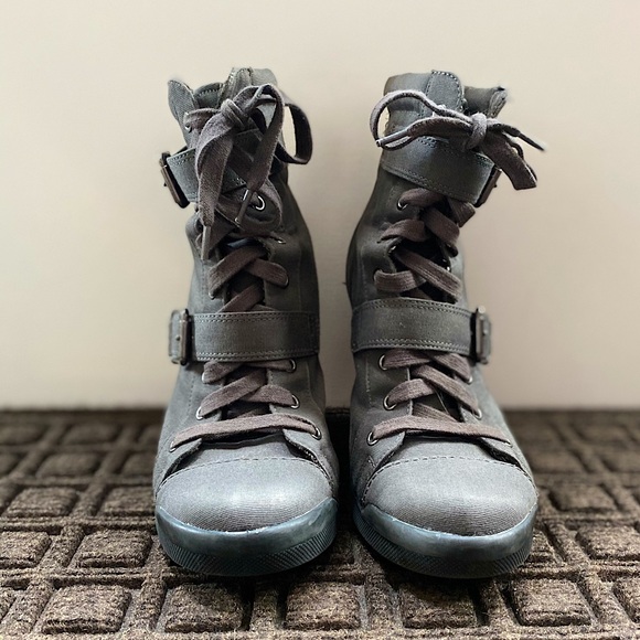 Simply Vera Wang Women’s Grey Ankle Wedge Bootie - Picture 2 of 8